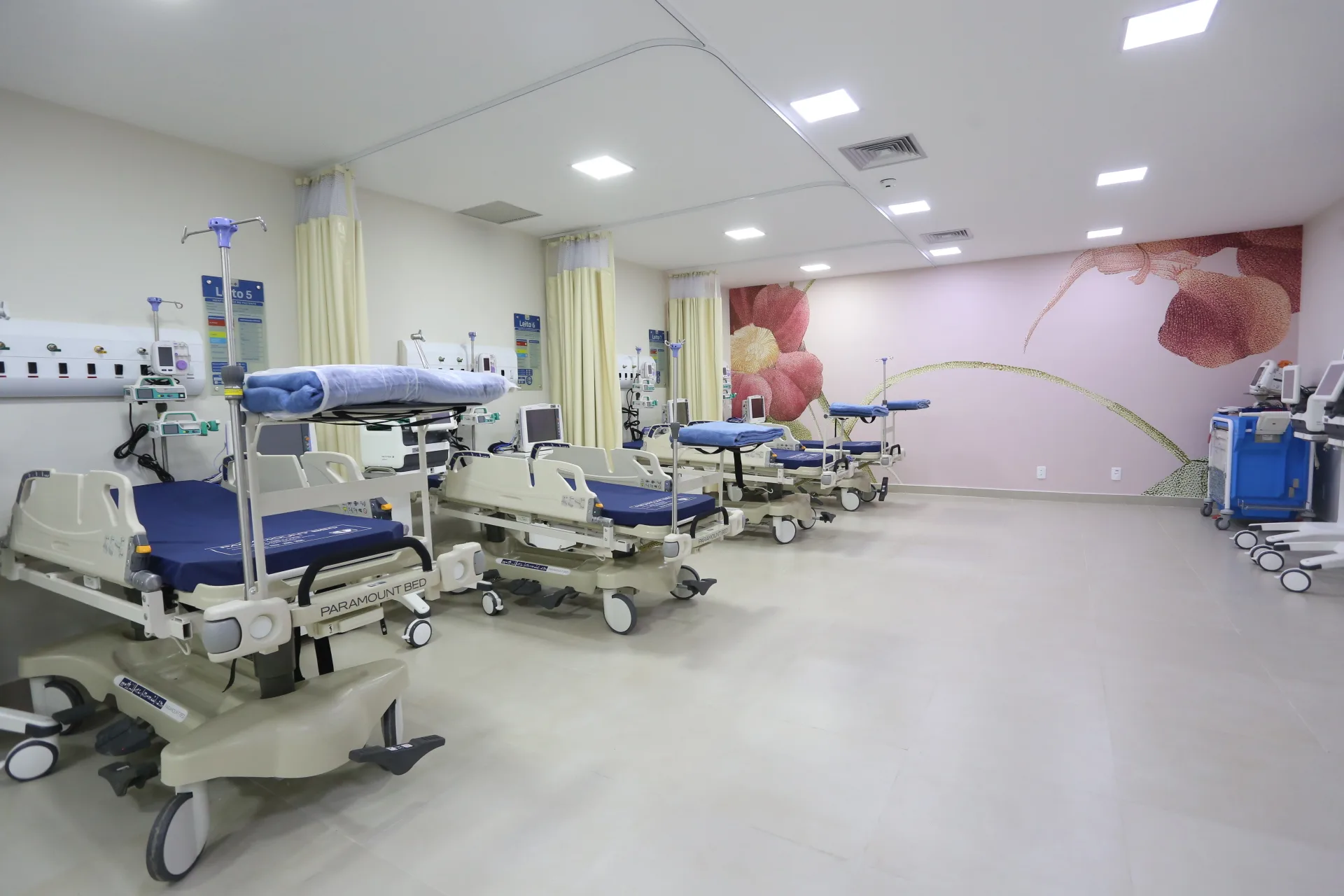 Instituto Estadual de Oncologia da Baixada Fluminense, ambiente com revestimento floral personalizado