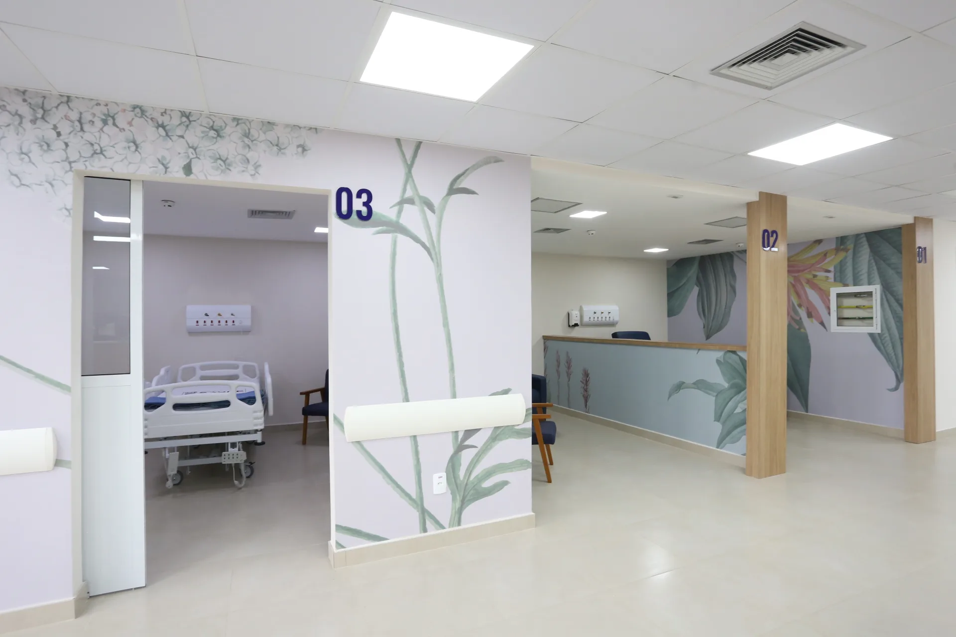 Instituto Estadual de Oncologia da Baixada Fluminense, recepção e leitos com revestimentos personalizados