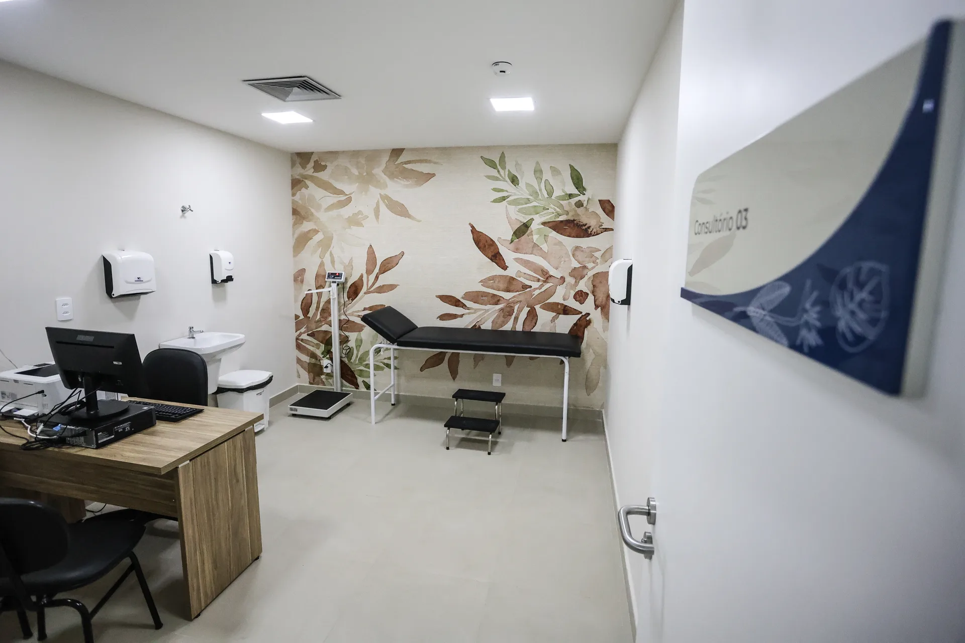Instituto Estadual de Oncologia da Baixada Fluminense, consultório com revestimento de folhas personalizado