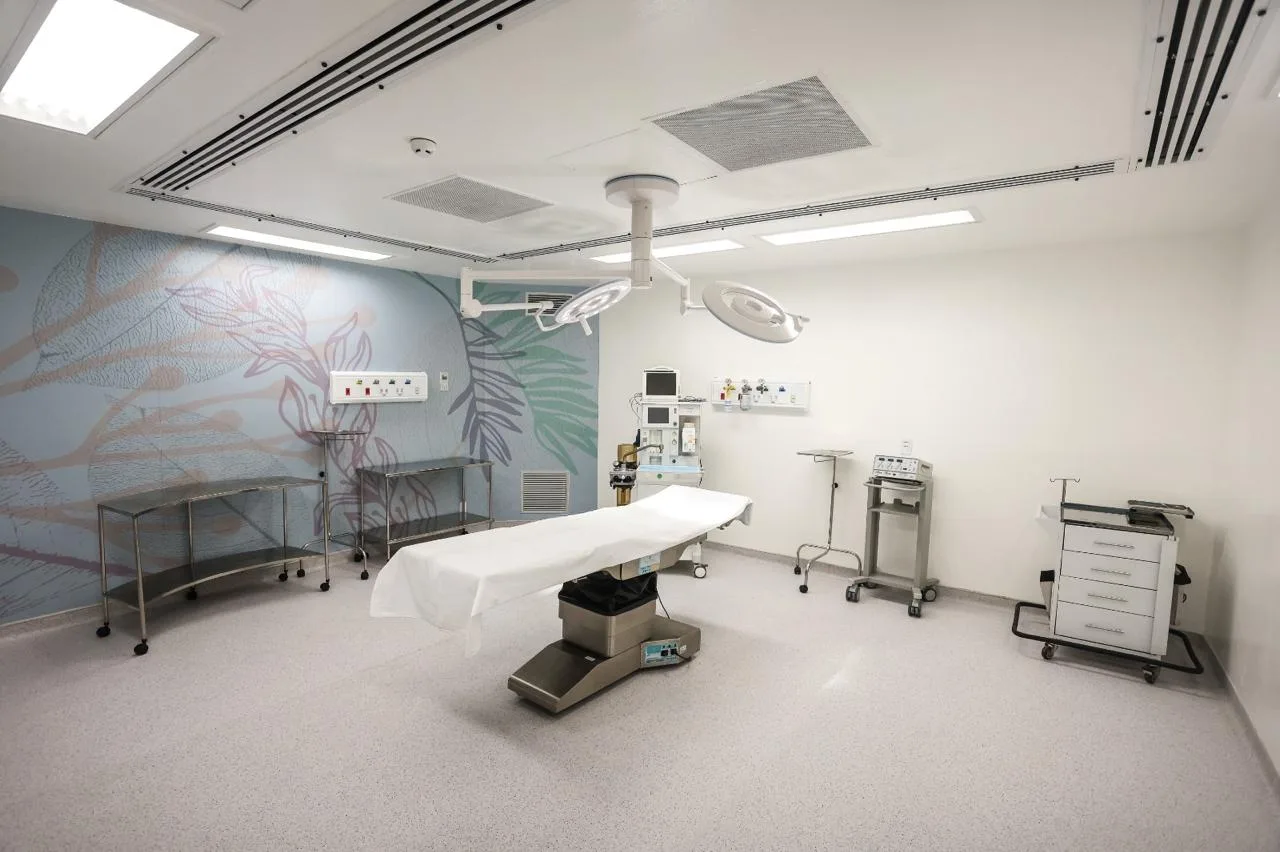 Instituto Estadual de Oncologia da Baixada Fluminense, sala cirúrgica com revestimento personalizado