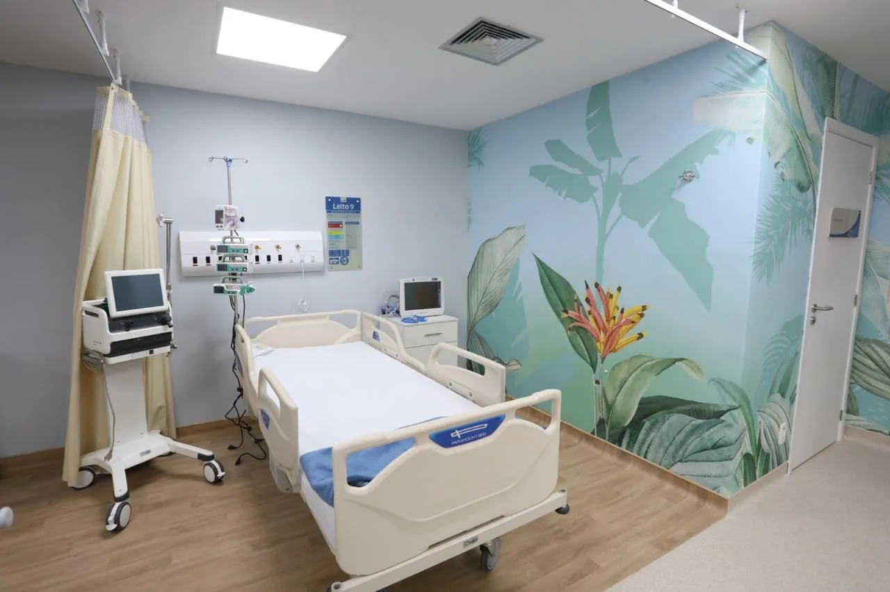 Instituto Estadual de Oncologia da Baixada Fluminense, leito com parede tropical personalizada