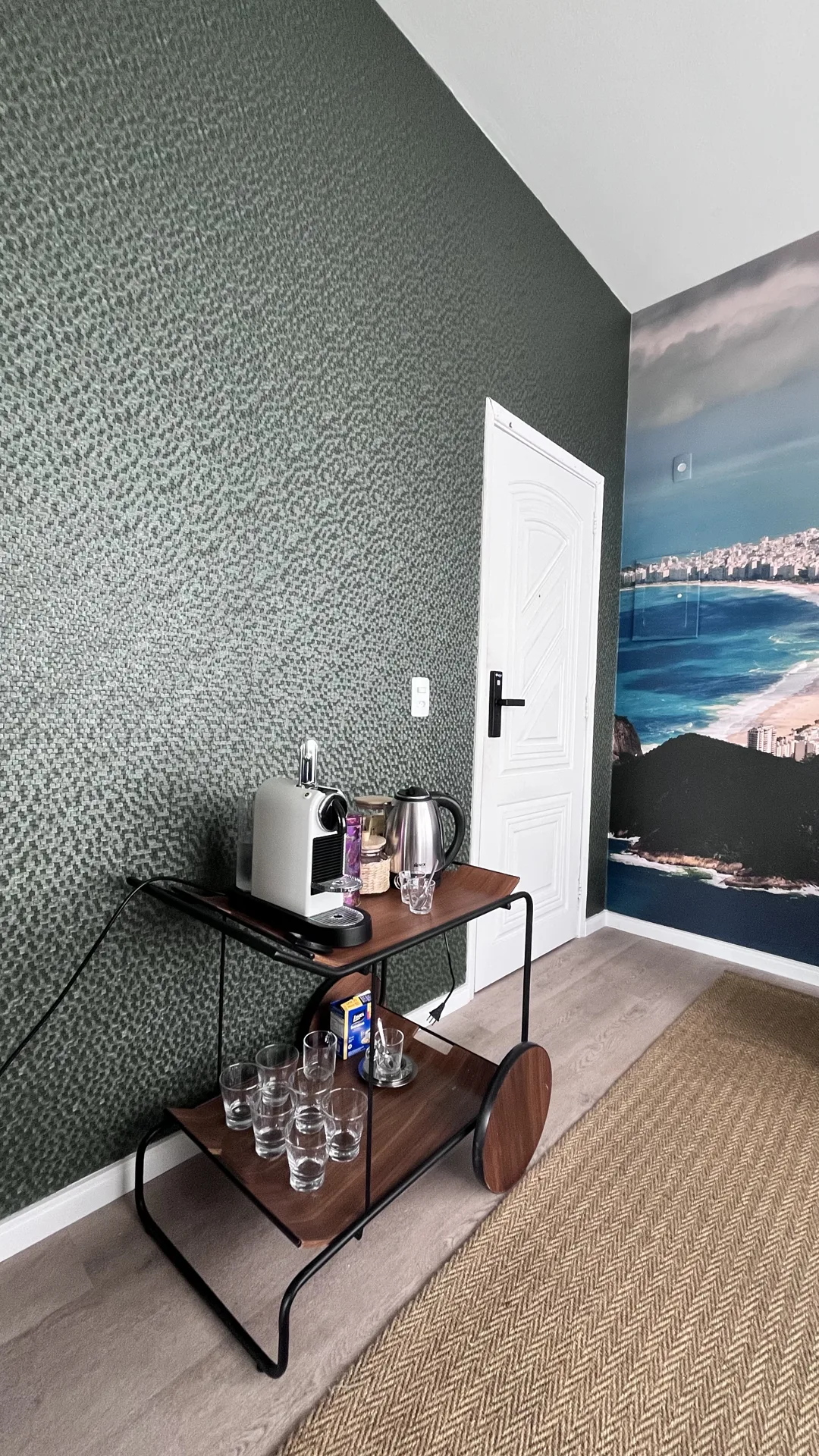 Copa do escritório Deco Trading Rio de Janeiro com parede Vescom Shannon 1108.17