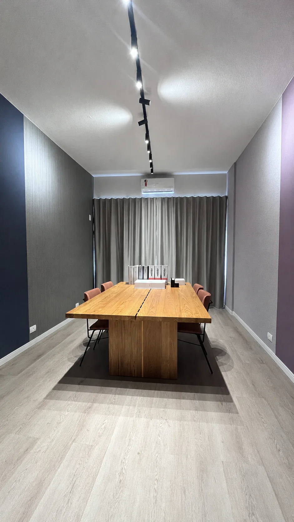 Sala de reuniões da Deco Trading no Rio com Onari, Palena, Luxor e cortina blackout