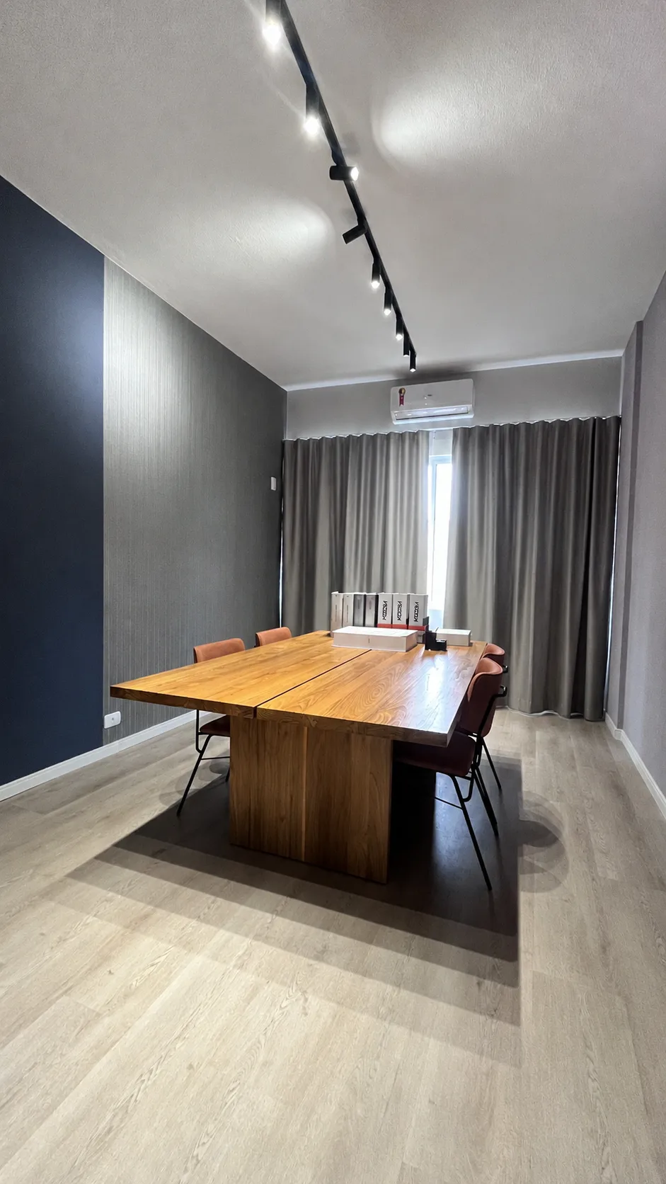 Sala de reuniões da Deco Trading no Rio com Onari, Palena e cortina blackout Strata Ash