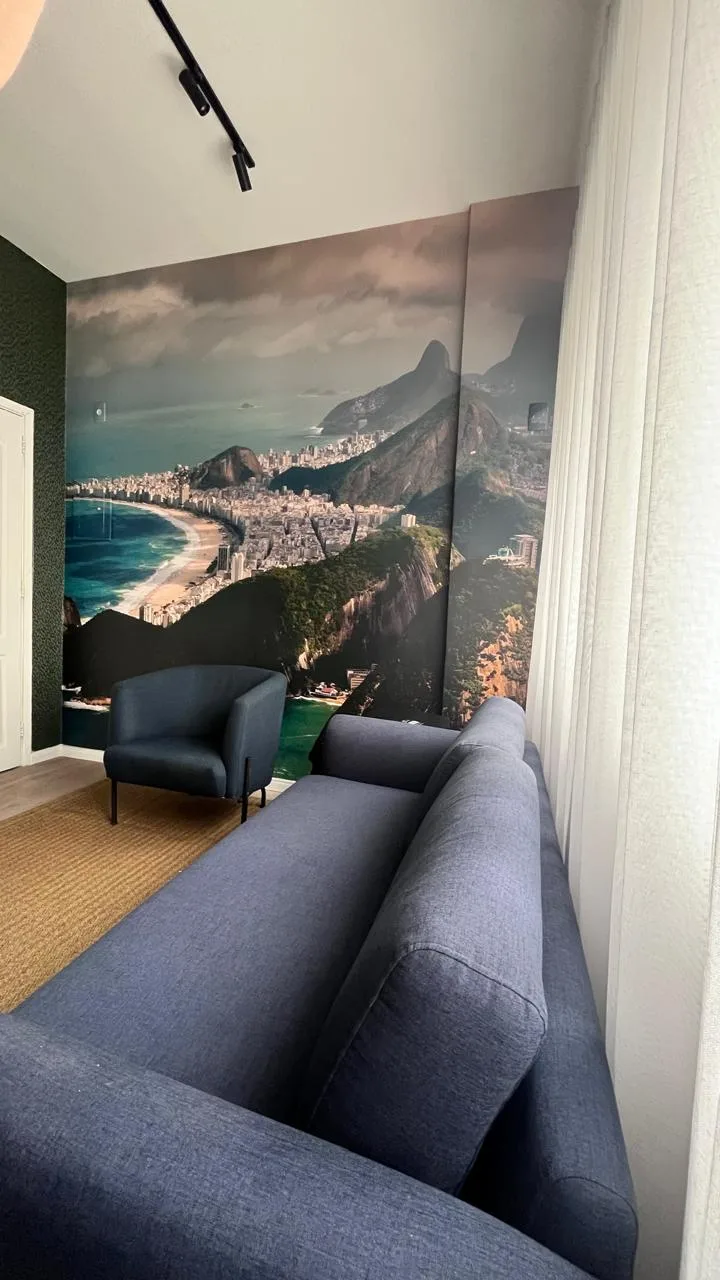 Lounge do escritório Deco Trading Rio de Janeiro com mural personalizado Vescom